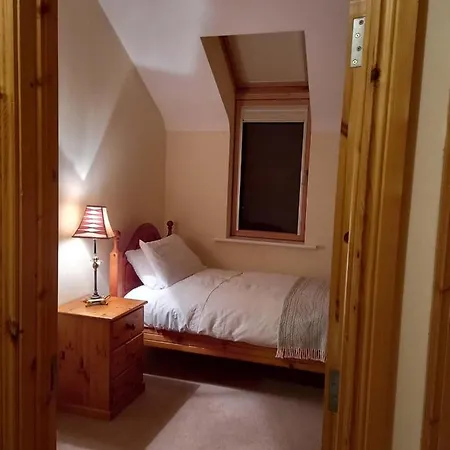 The Courtyard, Castle Dargan منزل للإقامة