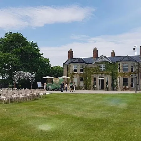 The Courtyard, Castle Dargan Проживание в семье *