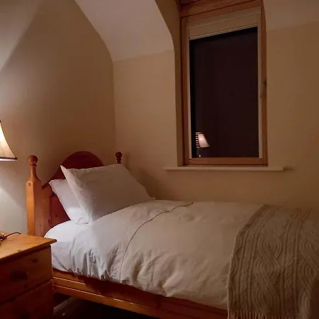 The Courtyard, Castle Dargan Проживание в семье