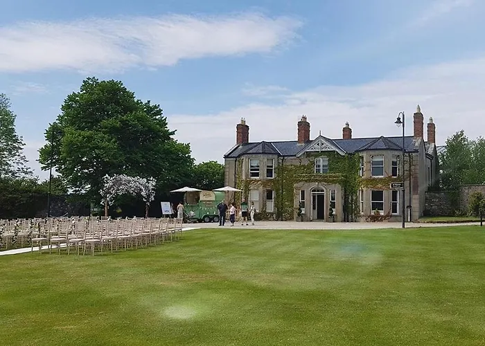 The Courtyard, Castle Dargan Rum i privatbostad *